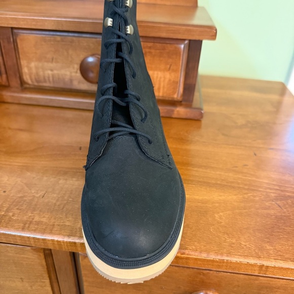 Sorel woman’s Hi-Line Black and Tan Heeled Lace-Up Boots  waterproof size 10 - Picture 3 of 12